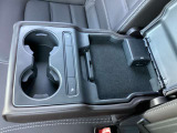 ドリンクホルダー・小物置きUSB充電などセンターにございまがす。高級感もあり、便利です。
