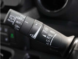 【バリアブル間欠ワイパースイッチ】車速に応じてワイパーの間隔を自動的に調整する機能。雨の量や車速に応じてワイパーの間隔を最適化し、視界を確保することができます。