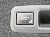 ワンタッチでバックドアが開閉。重たいバックドアも力いらずで開閉できる便利なパワーバックドア付きです!