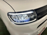 白く明るい光で夜間走行をサポートするLEDヘッドランプを搭載