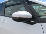 【LEDドアミラーウインカー】ドアミラーにウィンカーが付いているので、周りの車がウインカーやハザードに気付きやすくなります。右左折時や車線変更時の事故を防ぎ、安全に走行できます。
