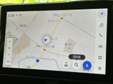 地図を画面上で確認しながら目的地を設定でき、現在地や周辺の道路も見やすく表示。行き先を探す場面でも役立ち、慣れない場所へのお出かけをサポートしてくれます。