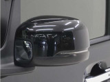 ◆ドアミラーウインカー◆ドアミラーにウインカーを装備しています。対向車に自身の進行方向を合図し安全に運転できます。