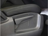 【運転席シートリフター】運転席シートリフターで座面を上下に上げ下げできます。運転しても疲れにくい姿勢に調整できます。