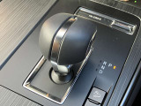 Pレンジの入れ忘れ警告などが可能なエレキシフト(電動シフト)を搭載したフローティングセンターコンソールです。