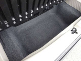 フロアの下にも荷物などを収納できるサブトランクも備えています。荷室内で散らかりがちな荷物を整理整頓なんてのもイイですね♪