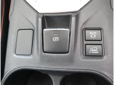 電動パーキングブレーキを採用しております。発進時はシートベルトをした状態でアクセルを踏むだけで解除できます。