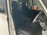 運転席、助手席です。座面も広くゆったりと座れてアームレストも付いているので重宝します。