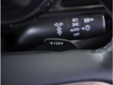 【パドルシフト】ハンドルから手を離さずに素早くシフトアップ&ダウンができるので、エンジンブレーキを使う下り坂や高速道路の合流で加速したい場面で役立ちます。。