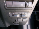 ETC車載器を装備しています。高速道路の料金所もストレスなく通行できます。すっきりとしたビルトインタイプですよ。