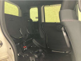 HONDA独自の機構!リアシートはチップアップ(跳ね上げ)することにより背の高い荷物も楽々積み込みすることが可能!!より空間を有効にするためにも大変便利なシートアレンジになります!!