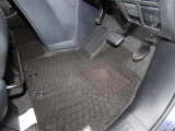 内装工程では、中古車を気持ちよくお乗りいただけるよう清掃しております。シートの洗浄はもちろん、ニオイの元となるフロアカーペットまで洗浄・消臭を実施。