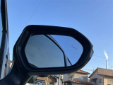隣車線を走る車両をレーダーで検知し、ドアミラーでは確認しにくい後側方エリアに存在する車両に加え、急接近してくる車両も検知します。車両を検知するとドアミラーに搭載されたLEDインジケーターが点灯します。