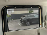 窓からの日差しを遮り、プライバシーの保護などにも役立つロールサンシェード。
