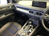 運転席は運転に集中出来るようなデザインになっており、操作のボタンも押しやすい位置にあります。