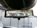 スマート・ルームミラー。ルームミラーに、リヤカメラの車両後方映像を表示。世界初の新技術で、荷物や人で見えづらかった後方視界がクリアに!