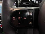 MINIの運転席操作部は、中央に構えるディスプレイが最大の特徴です。航空機を思わせるトグルスイッチなど、直感的で遊び心のあるメカニカルな操作感が、ゴーカートのような走りの高揚感を高めます。