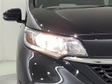 LEDヘッドライトです。蛍光灯のような明るさが特徴で広い範囲を明るく照らしてくれます。光量が大きいので暗い場所での視認性が上がります。また寿命が長く、消費電力も少ないので経済的です。