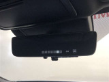 【デジタルインナーミラー(カメラ洗浄機能付)】車両後方カメラの映像をインナーミラー内のディスプレイに表示します。切り替えレバーを操作し、鏡面ミラーへ切り替えも可能です。機能の詳細は展示店舗まで。