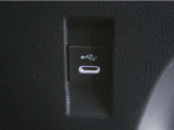 USB接続により外部オーディオと連携する事が出来、車内で音楽を楽しむ事が出来ます。