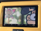 画面には映像が表示され、ナビ画面とは異なる表示内容も楽しめます。タッチ操作に対応した画面で、停車中に表示を確認しながら目的に合わせて活用いただける装備です。