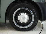◆純正ホイール装着車◆シンプルなデザインのホイールキャップ付きです。
