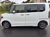 乗り降りのイメージが湧く左側面。ドア面の通りやスライド有無、小キズの出やすい部分も確認◎。