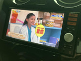 停車中にテレビや映像を楽しめる画面を備え、休憩時の待ち時間にも活躍します。画面と操作部がまとまり、視聴したいときに確認しやすい配置です。