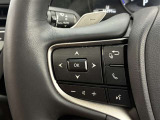 運転中、オーディオの操作をしてて、ハッとしたことはありませんか?ステアリングスイッチは、運転中でもハンドルでオーディオの操作が可能です。安全なドライブをサポートします。