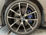 BMWならではの卓越した走りを支えるホイールと足回りです!日本車の走りに慣れている方にもぜひ体感して頂きたいほど、高いレベルでまとまっています!
