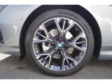 BMW承認の純正タイヤを装備しております☆お問合せ(無料ダイヤル)0078-6002-613077迄お待ちしております。大阪府吹田市芳野町5-55 毎水曜、第二・第三火曜日定休 営業時間10:00〜18:00