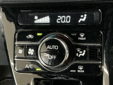 【オートエアコン】AUTOボタンを押してお好みの温度を設定!快適な室温でドライブをお楽しみいただけます♪