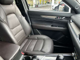 助手席も運転席同様に上品且つ質感の高いデザインで優雅にドライブを堪能できます。