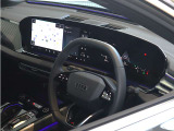 内装はシンプルに使い勝手を考え作られています。お車を運転する感覚をダイレクトに体感して頂けます。室内も広くロングドライブにも快適にお過ごしいただけます。