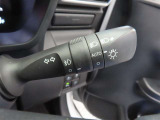 スイッチをオートに設定しておけば、車外の明るさに応じて自動的にヘッドランプを点灯・消灯します。夕暮れ時やトンネルの続く山道などを走行する時に便利なコンライトを装備しています。