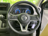 握りやすいステアリングで、スムーズな運転操作をサポート。細部にもこだわりが感じられるデザインです。