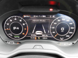 重厚感と安定感があり、同時にダイナミックさも備えるAudiの走り。機能やデザインが革新的なメーター。