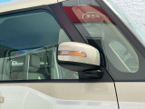 ウインカー付きドアミラーは、スタイリッシュなだけでなく、歩行者やバイクからも認識しやすく安全に貢献します。電動格納とミラーガラスの調整が運転席側から出来ます。