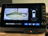 リバースギアに入れるだけで後方の表示へ切り替わります。夜間や雨の日の駐車も楽になりますよ。