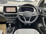信号待ちなどで便利なオートホールド機能を装備。ブレーキペダルから足を離しても停止状態を保持してくれるため、街中でのストップ&ゴーも快適です。