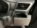 運転席と助手席の間にドリンクホルダー装備しています♪