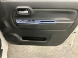 【運転席ドア】収納ポケットがあります。
