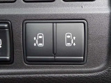 【両側電動スライドドアスイッチ】スマートキーや運転席のスイッチでスライドドアの開閉が可能♪電動なので力を入れてドアを開ける必要が無く小さいお子様でも、重い荷物を持っている時でもラクに開け閉めできます