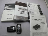 取説・メンテナンスノート・スマートキーの3点セットです。