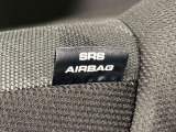 車両側方からの衝撃を緩和するSRSサイドエアバッグ(運転席/助手席)に加えて,SRSカーテンシールドエアバックも標準装備