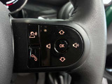 MINIの運転席操作部は、中央に構えるディスプレイが最大の特徴です。航空機を思わせるトグルスイッチなど、直感的で遊び心のあるメカニカルな操作感が、ゴーカートのような走りの高揚感を高めます。