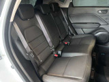 後席シートも広々と座れるのがこのお車の魅力です♪足元にゆとりのあるスペースを確保するなど、快適にドライブを楽しんでもらえる工夫や拘りを感じます♪