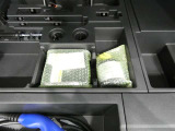 パンク修理剤とエアーポンプのセットです。スペアタイヤは装備していませんが空いたスペースを小物入れとして使用できます