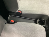 運転席からも助手席からも自由に使えるドリンクホルダー付。