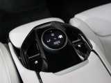 後部座席も個別でエアコンの操作が可能でございます。